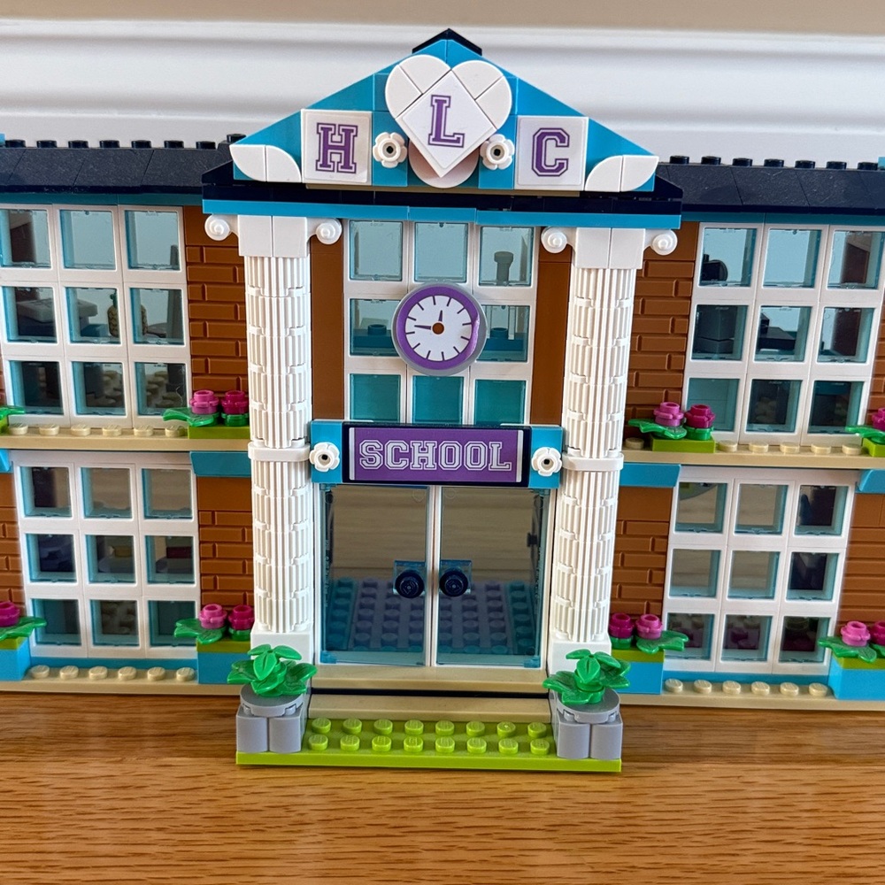 LEGO Friends Heartlake City School Set. 605 pieces. EUC. Building. Summer. - Picture 4 of 17